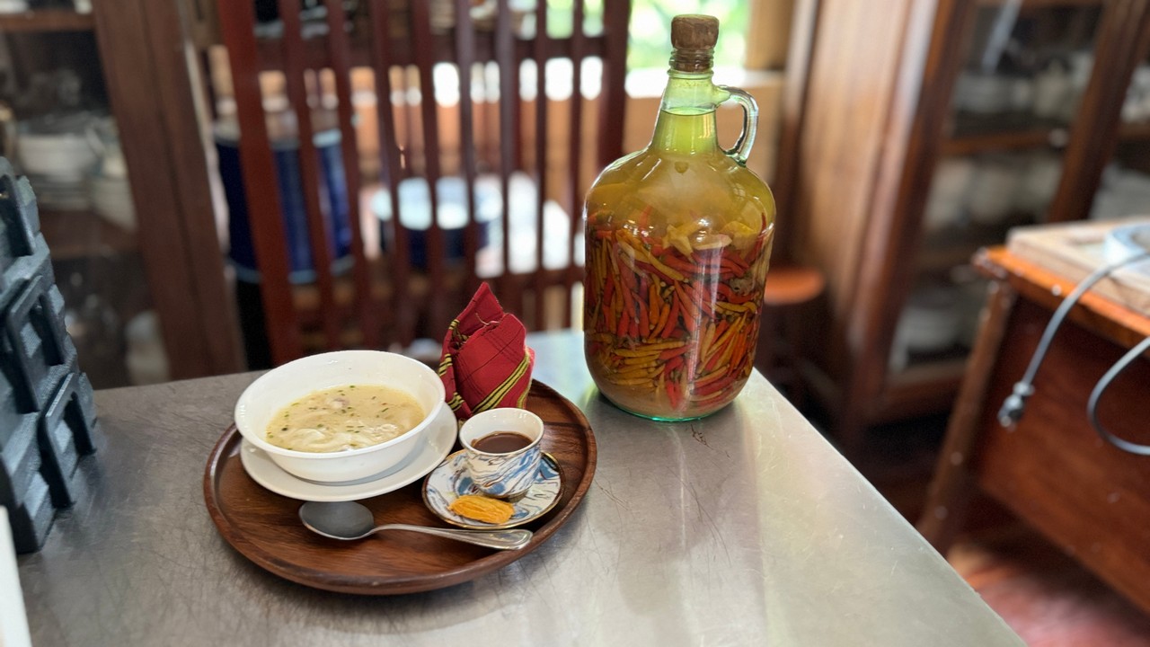 Molo and tsokolate at Camina Balay na Bato. Jeeves de Veyra