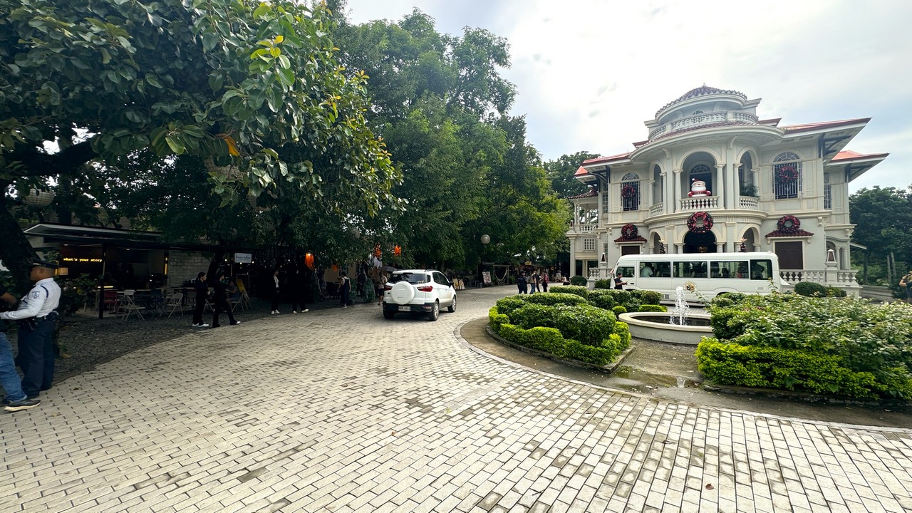 Molo Mansion and food park. Jeeves de Veyra