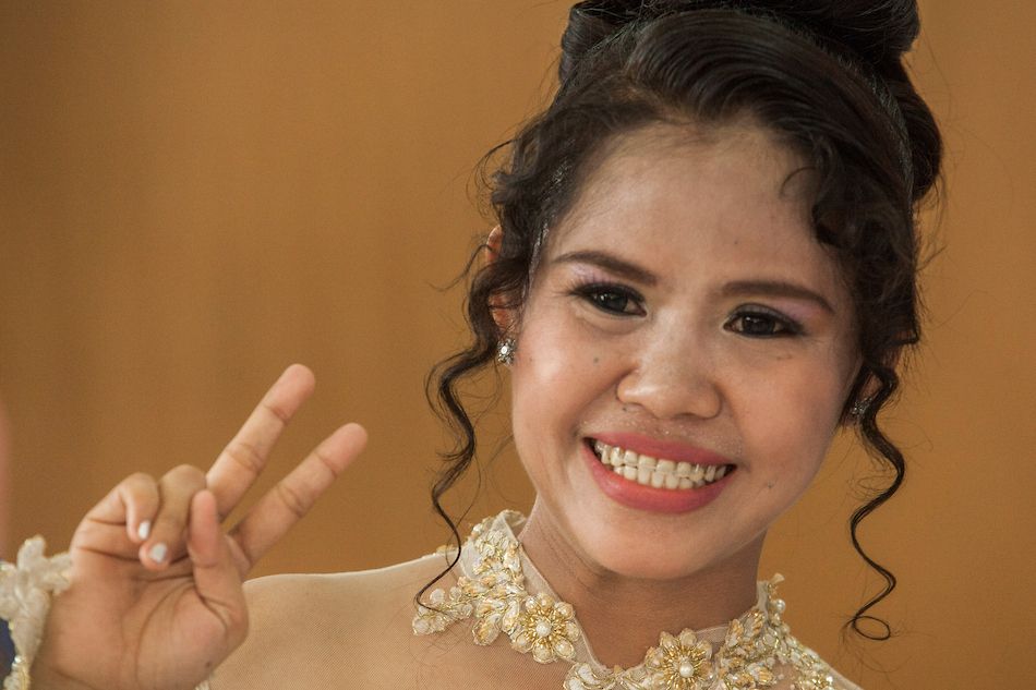 Mary Jane Veloso, clad in traditional Indonesian attire, smiles during a program celebrating Kartini Day in honor of Indonesian national heroine and women's rights activist Raden Kartini at Yogyakarta prison on April 23, 2016. AFP photo/Suryo Wibowo/file